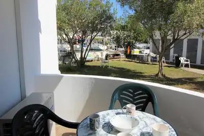 Image de Franciska. Refugio junto al canal en Roses jardín & amarre