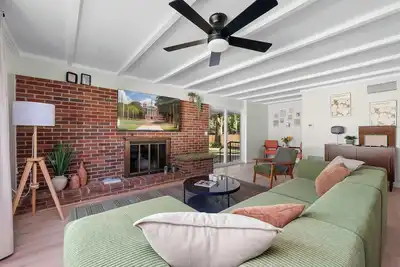 Image de Retro Revival - Mid-Century Refuge w/a '70s Twist!