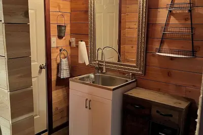 Image de A bunkhouse on a homestead