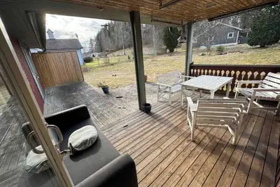 En skön plats nära sjö och Kyrka från 1200-talet