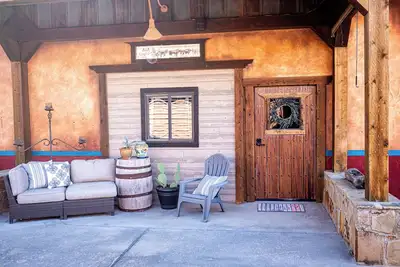 Image de \n\nEscape to a cozy, four bedroom two-bath retreat on a beautiful working ranch!