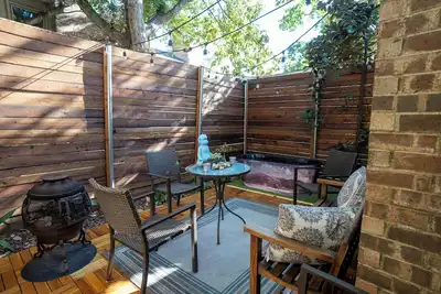 Image de Wellness sauna/cold plunge retreat across from pickleball/tennis court in Uptown