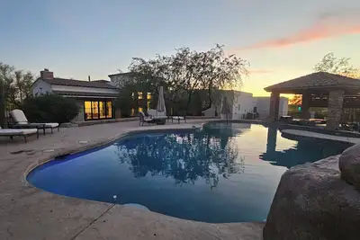 Image de 5000 sqft Luxury 4-bed 5. 5 bath home w\/ Theater, Pool, fitness room on 2. 5 acres