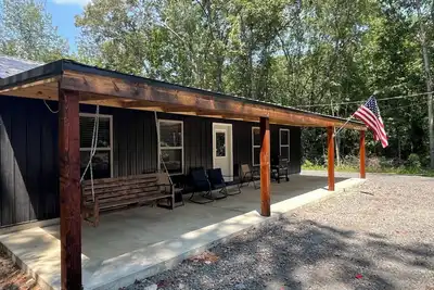 Image de Quaint cabin, 1/4 mile from Sugar Loaf Marina boat launch on Greers Ferry Lake.