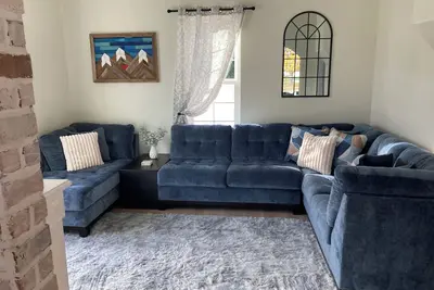 Image de Cozy Cottage in Monroe. Newly remodeled with fun amenities including hot tub!