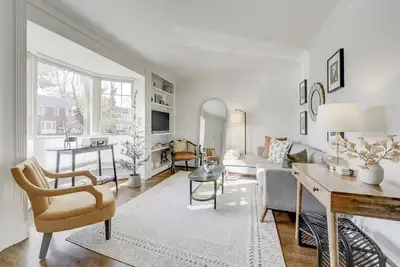 Image de Minutes to Dc! Stylish Home with King Bed, Secure Parking & Fire pit!