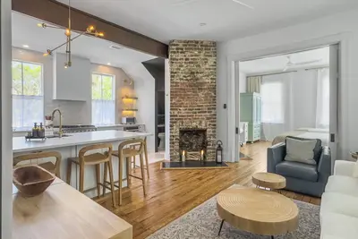 Image de Historic, newly renovated, 1 block off upper King St, Morris A