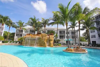Image de 3-bedroom condo in Bonita Springs with resort pool, beach shuttle, fitness room