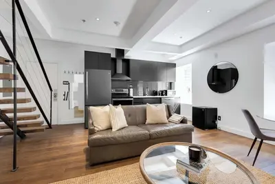 Image de Designer Penthouse|2-Level Loft w/ Brick Charm+Free Parking