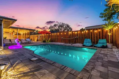 Image de 4bd Saltwater Pool Home near Beaches w/ Game Room & Arcade
