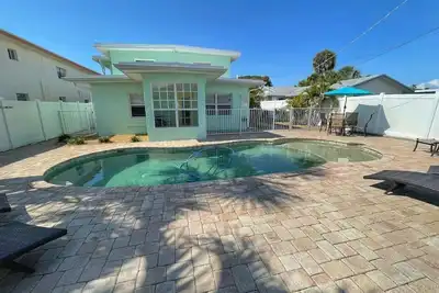 Cozy Cottage 1br w/sun room, 3 min walk to beach
