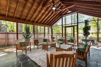 Image de The Greensboro Manor | HotTub + FirePit + Basketball Court + 15 Min To Sedgefield Cc
