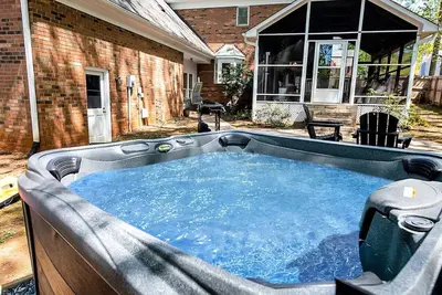Image de The Greensboro Manor | 6 Bdr, HotTub, FirePit, Basketball Court
