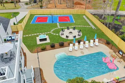Image de Greensboro Getaway Villa | Pool + HotTub + Golf + Basketball Court + Pickleball