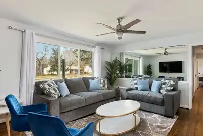 Image de Modern Bungalow | Game Room | Fire Pit | Grill