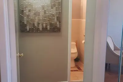 Image de Spacious 2-Bedroom Elegant Condo in Downtown Atlanta with Free Parking- 1208