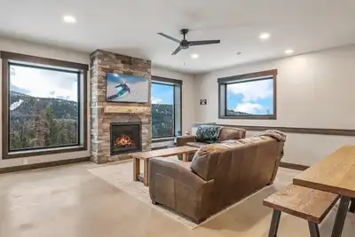 Image de New Construction - Private Hot Tub - Mountain Views - 1\/2 mile to lift