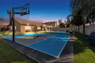 Image de Spacious 4-bedroom house with Pool, Fun BackYard & Amazing Game Room