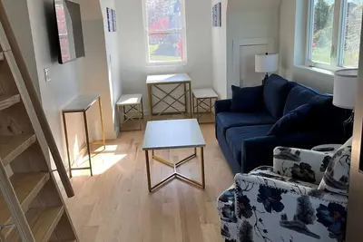 Image de New charming 2-bedroom treetop apartment with WiFi, Ac, playground, garage.