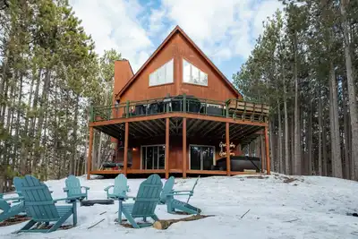 Image de New Modern Torch Lake Retreat w/Hidden Speakeasy: Golf Sim/Theater/Hot Tub&Games