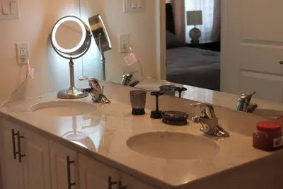 Image de Elegant Comfort: 4 Ensuite Bedrooms in a Spacious and Stylish Home