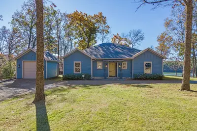 Image de Relax in the Blue Cottage Retreat w/ lakefront views & walk down access to water