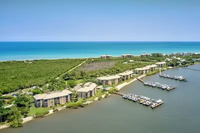 Image de Bright & Airy Coastal Getaway – Steps to the Beach and Riverfront Relaxation!