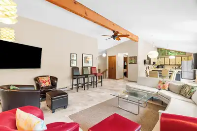 Image de Escape to the Forest: Beach Access, Jacuzzi, and Cozy Fireplace