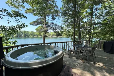 Image de Lakefront Cabin - Hot Tub, Kayaks, Canoe, Pedal boat, Fishing Dock- Pet friendly