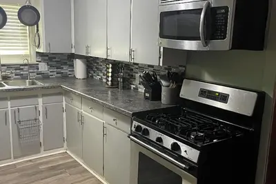Image de 2 bedroom duplex, WiFi, Fenced in yard. Pets Welcome 30+ day rental