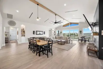 Image de Lakefront Retreat: Swim Spa & Backyard Lake Access! Relax & Play; 2 King Suites