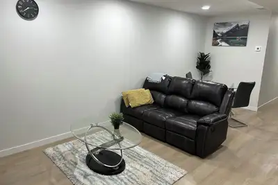 Image de Cozy and Modern Basement Suite in Nw Calgary – Close to Parks, Shops, and Downtown