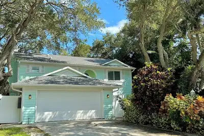 Image de Coastal 3-bedroom cottage 4 blocks from the Beach w/ Mini Golf in Vero Beach