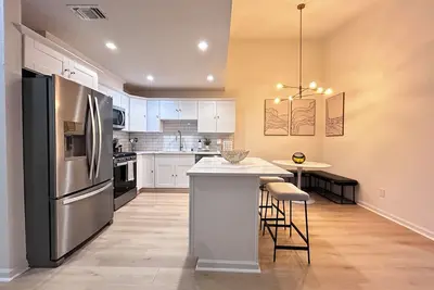 Image de Modern newly renovated 3-bedroom duplex in welcoming Sacramento with Wi-Fi, Ac