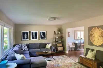 Image de Stunning 4br family home with Hot Tub and Lake – Walk to the Big House! !