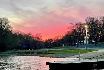 Image de Charming 3 bedroom lake front house in Gilbertsville with WiFi and Ac