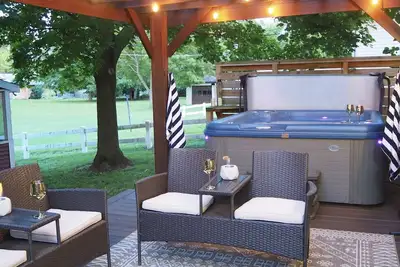 Image de Cozy Cottage w/ Hot Tub, 75\" Tv, Games, Kitchen