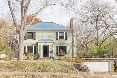 Image de Spacious 4-bedroom house in peaceful Ames neighborhood just steps from campus.