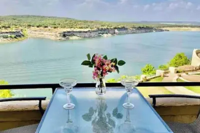 Image de Lakefront Austin Hill Country Island @ Lake Travis\n\n