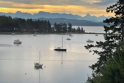 Image de Ocean, mountain and harbour views. Family friendly house.