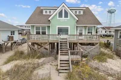 Image de Oceanfront Gem with Stunning Views, Spacious Deck, Outdoor Shower, and Grill