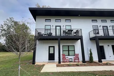 Image de Downtown Tuscaloosa and River Amphitheater - Brand New Townhome!