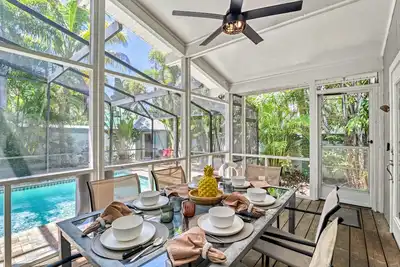 Image de 🥥 Coconut House | Shared Heated Pool, Amazing Location Near Main Beach Access!