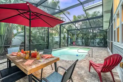Image de 🌴 Palm Shade Cottage | Charming 1-Bedroom in Sk, Access to Pool, Walk to Beach!