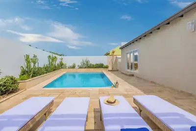 Image de New 5br5. 5ba Villa ~ Private Pool ~ Close 2 Beach!
