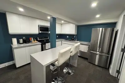 Image de Basement in Ajax w\/ Private Entrance (Near Waterfront)