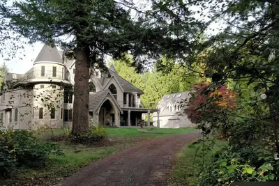Image de 3br Castle Guest House 1 King 2 Queens 1 sofa bed woods WiFi Ac in Woodinville.