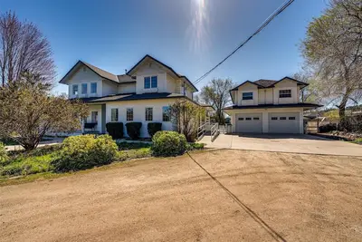 Image de 7-Bdrm house on acreage suited for gatherings in Lake Country 2 blocks to beach
