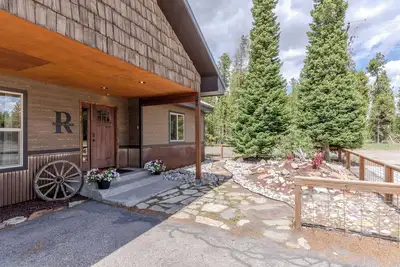 Image de Sleeps 7, In Town, 5 blocks to Yellowstone with A/C and WiFi
