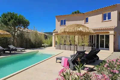 Image de Maison moderne avec piscine et proche du village